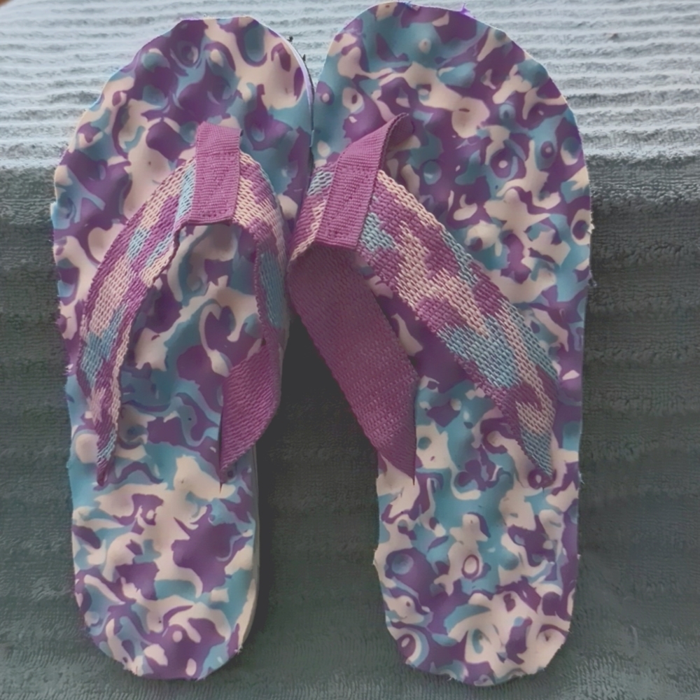 NWOT Purple camouflage flip flops. Size 7